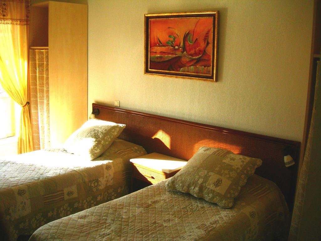 Hotel De La Madeleine Anduze Андюз Номер фото